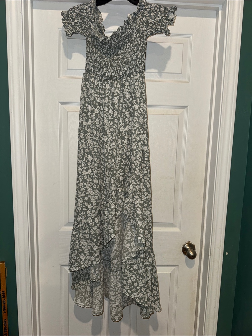 Green Floral Off-Shoulder long Dress w front slit. Sz Small
